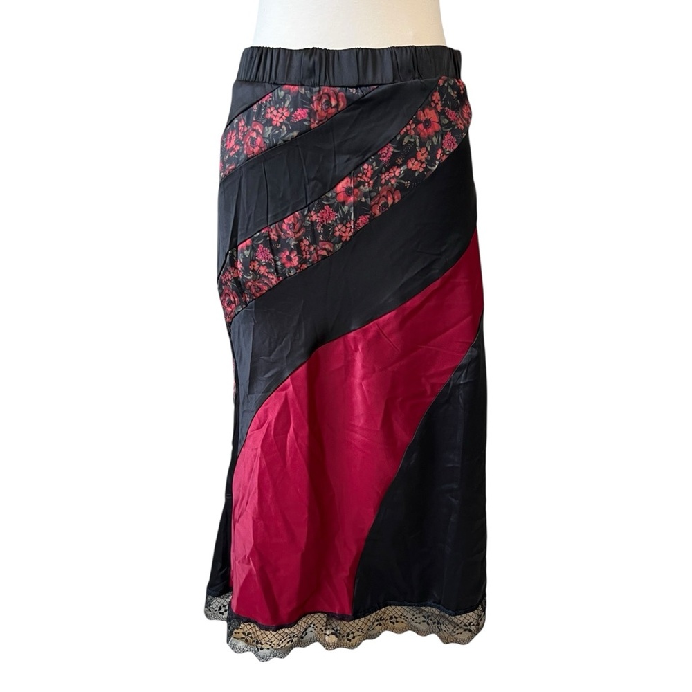 Hot Topic Pretty Damage Skirt Red
Satin Black Lace Trim Y2K
Whimsigoth